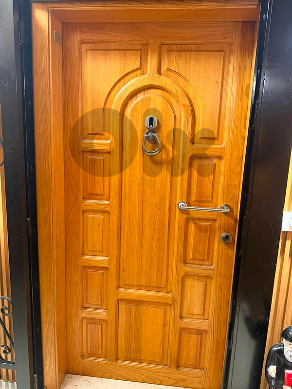 door. باب خشب سنديان مع الحديد