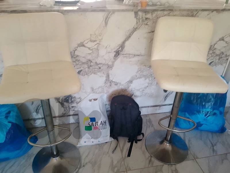 bar chairs 2 كرسي بار لون ابيض جلد يحالة جيدة جدا بدون ولا خزق ولا جرح bar chairs 2 كرسي بار لون ابيض جلد يحالة جيدة جدا بدون ولا خزق ولا جرح