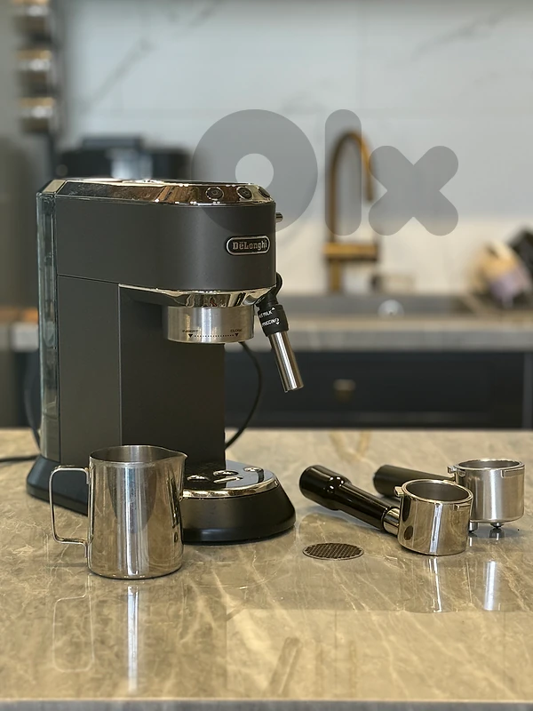 De’Longhi Espresso Machine – Like New with naked porta filter