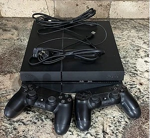 PS4 + 2 Sticks