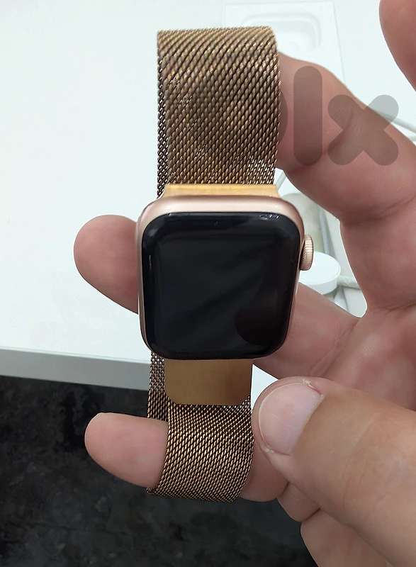 apple se1, gold, used like new, zero scratch, with charger and band