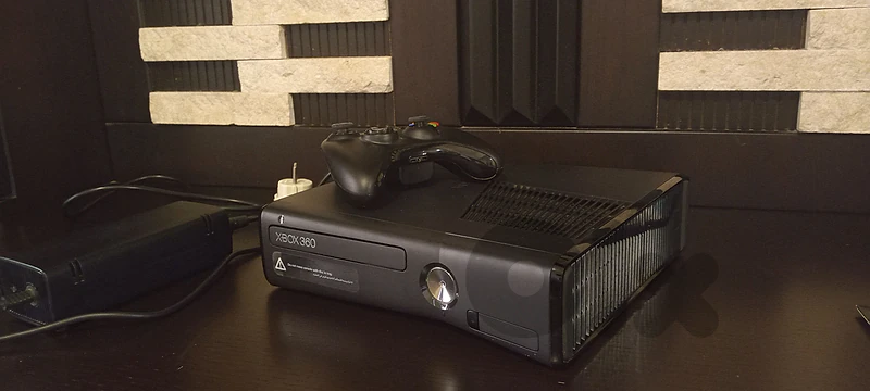 Xbox 360 S Corona Revision Model 1439 - 150 USD with extra accessories
