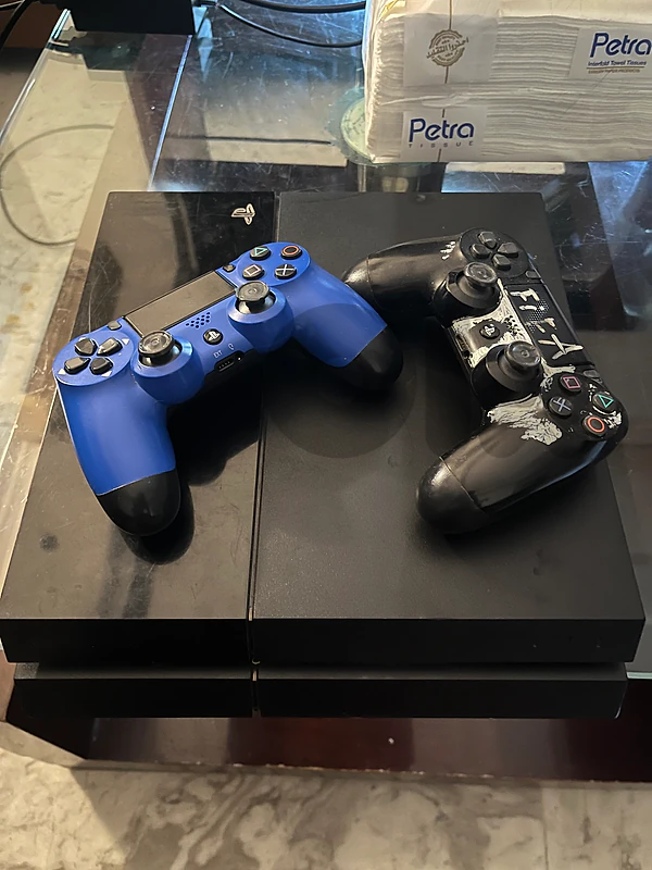 playstation 4 with 2 control and lot of game
