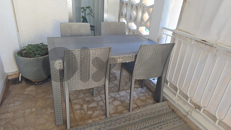 6 plastic chairs + rectangular table