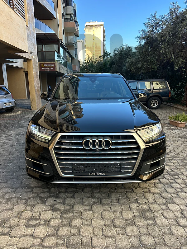 Audi Q7 V6 Quattro Premium Plus 2018 black on black (clean carfax)
