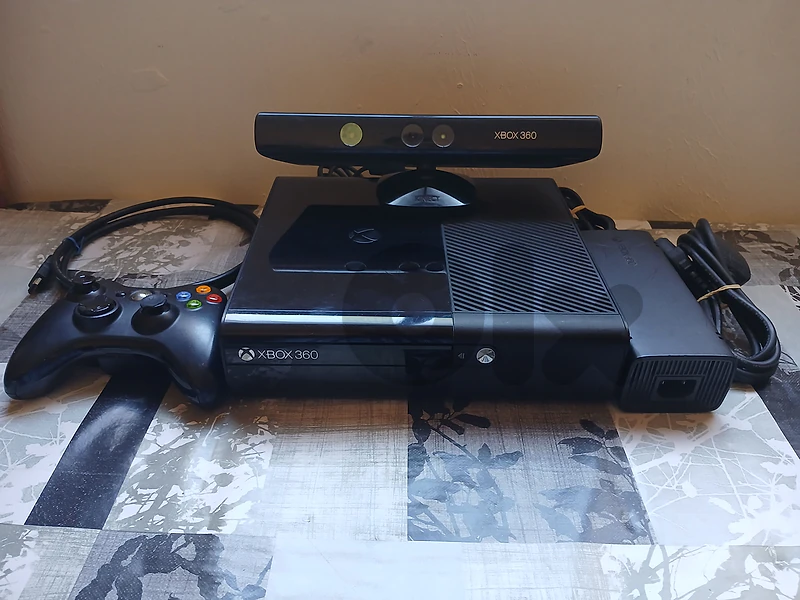 XBOX 360 E With KINETIC