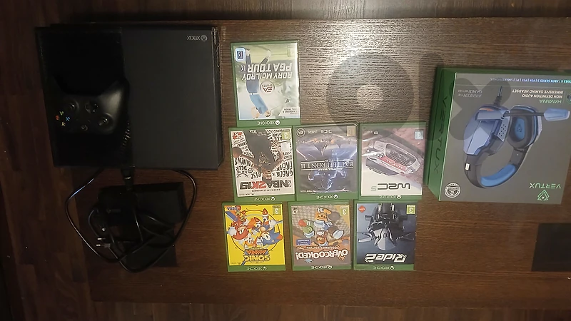 Xbox 1 used + games + vertux gaming headset