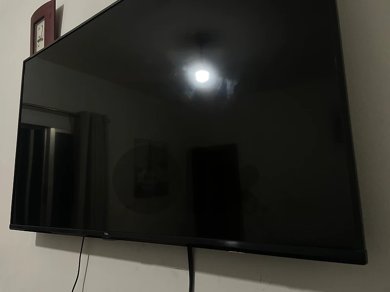 Smart TV TCL 55” in - بعده شبه جديد بداعي السفر