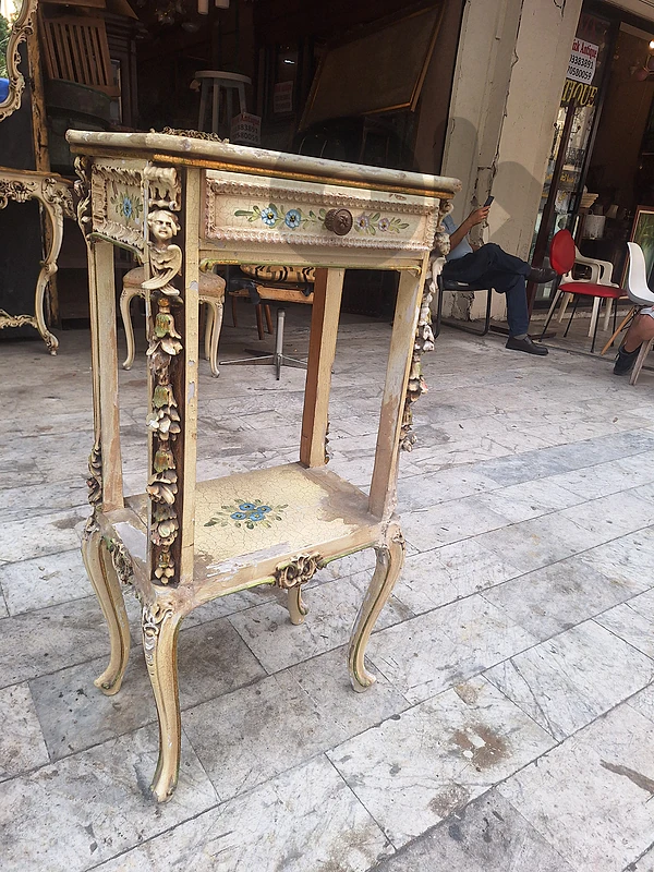 طاولة انتيك رائعة جدا خشب زين حفر يدوي مميز ناعم لون نباتي رائع جدا