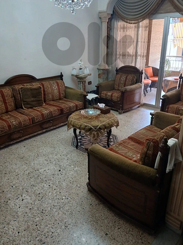 غرفة جلوس بحالة جيدة جدا