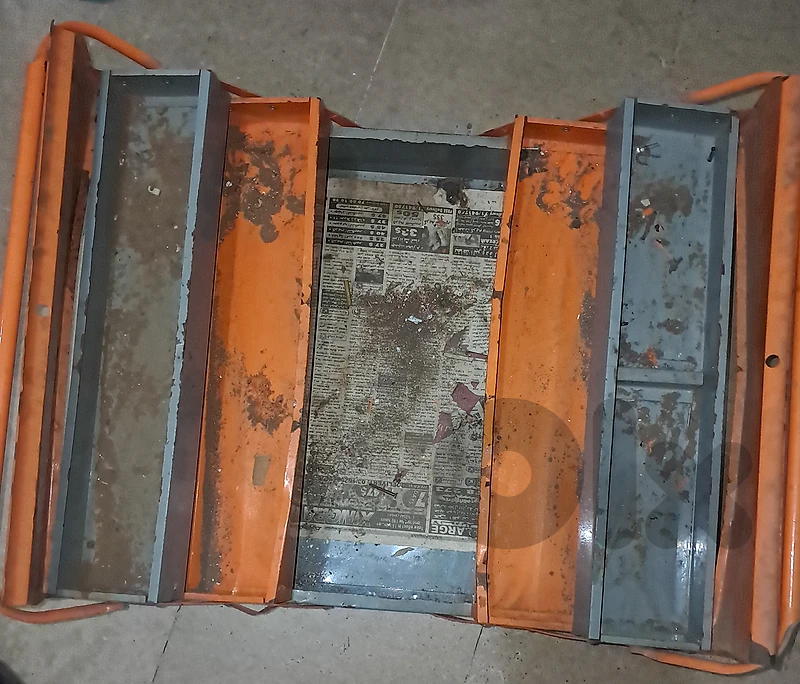 Metal tool box