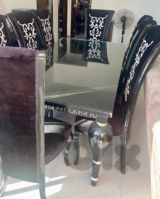 طاولة سفرة مع ٨ كراسي ودورسوار