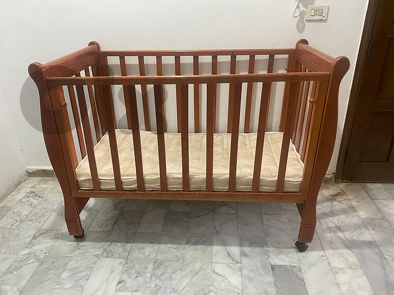 baby bed سرير أطفال خشب زين بينفتح من الجنب مع الفرشة
