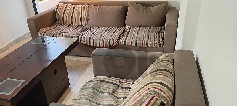 living room  tvصوفات مع طاولة و طاولة