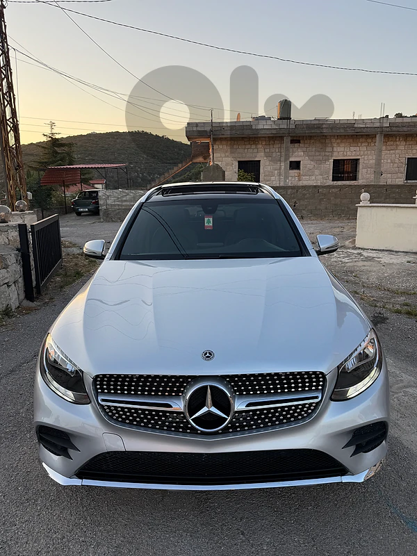 GLC 300 2018 ! 4matic ! Clean Carfax ! Very Low Mileage !