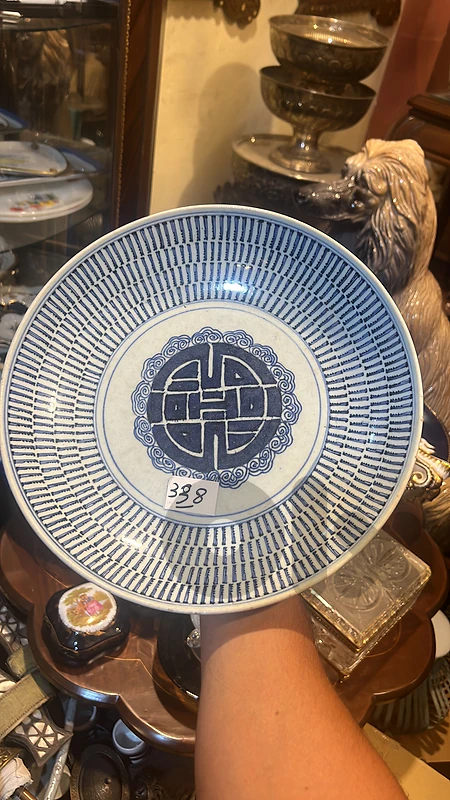 A Chinese bowl plate, shou character, end of the 19th century صحن صيني