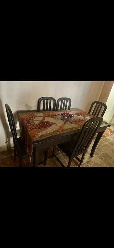 طاولة مع كراسي