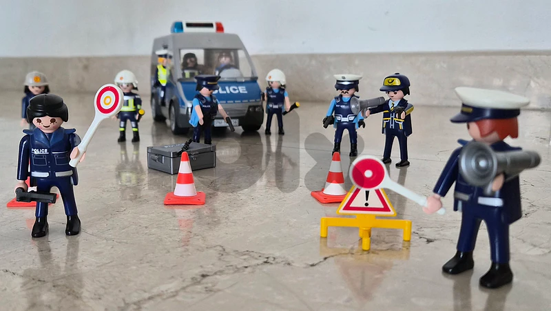 playmobil police 11 people + camion + accessories