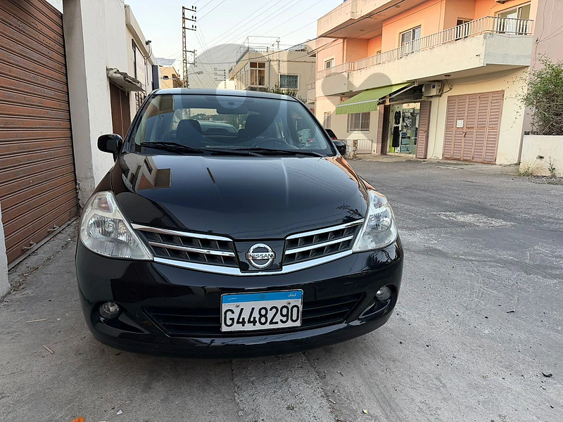 Nissan Tiida 2011 sedan