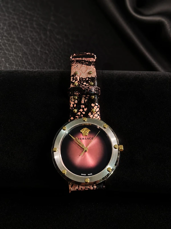 ساعة يد بحالة ممتازة (VERSACE)
