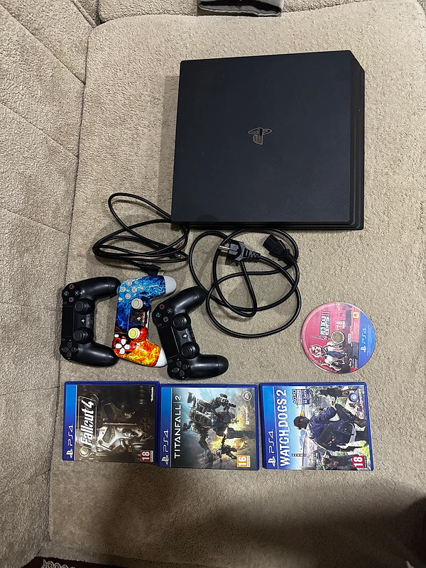 ps4 pro 1TB, 3 controllers and 4 cds