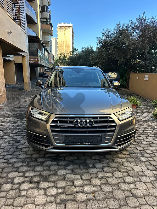 Audi Q5 Quattro Premium Plus 2018 gray on black (clean carfax)