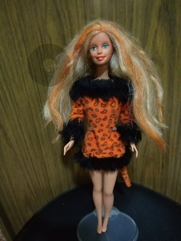 ENCHANTED HALLOWEEN Barbie 2000 Still Good doll bend legs=33$