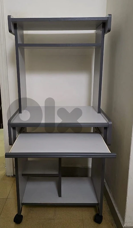 Mobile utility computer desk - مكتب كمبيوتر رمادي بحالة ممتازة