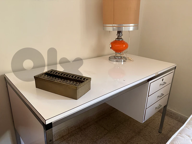 Modern Study Desk with Storage Drawers – Excellent Condition