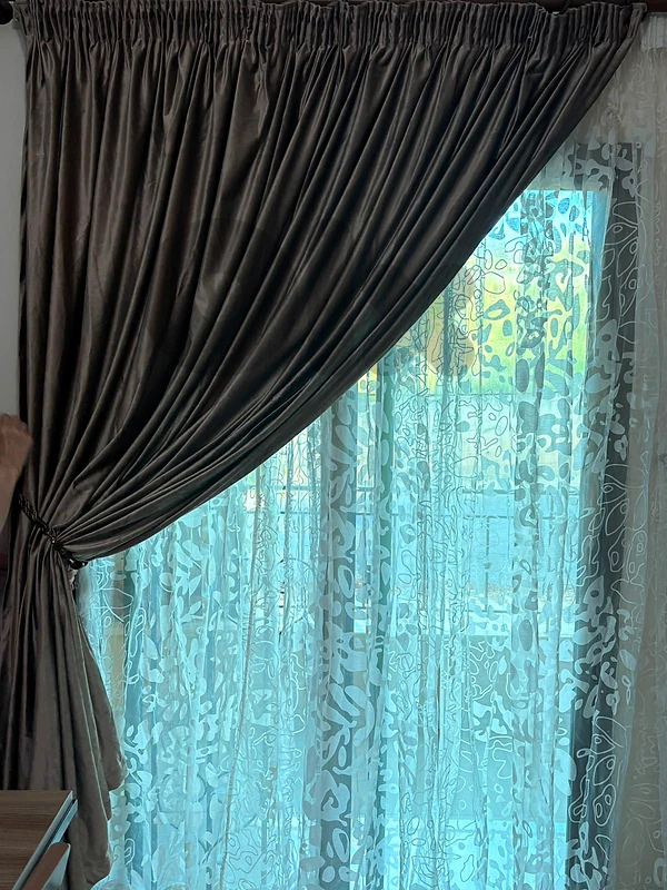 ستارة مخمل و ستارة شفافة.