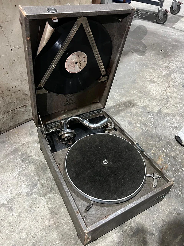 antique phonograph works as well فونوغراف انتيك خارق النضافة ولا اروع