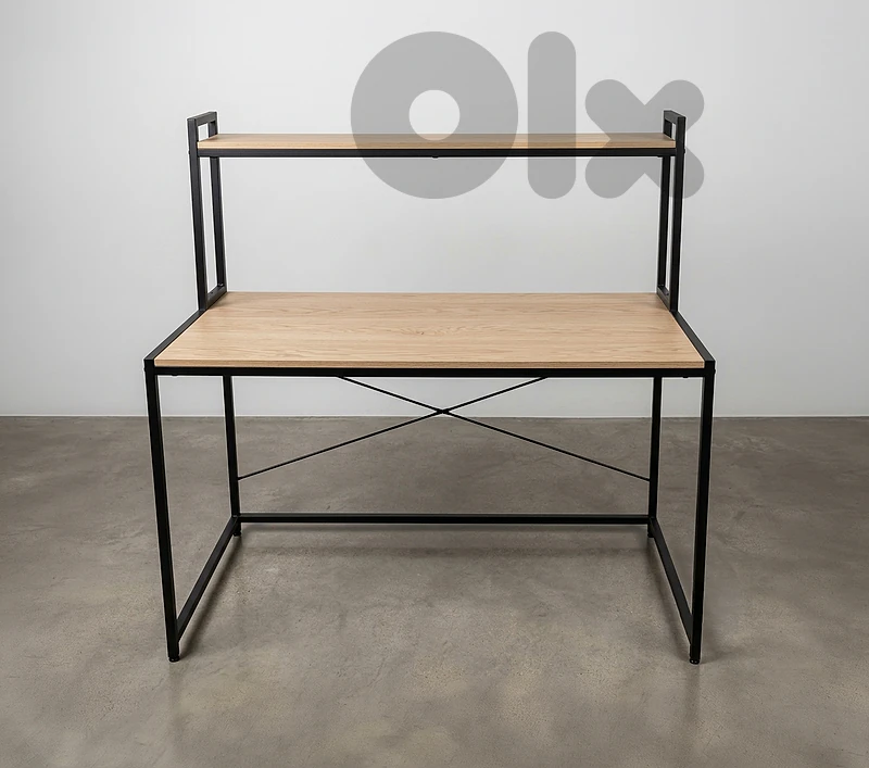 Desk for sale NEGOTIABLE (traveling) مكتب للبيع ممكن التفاوض (سفر)