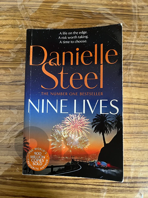 9 Lives - Danielle Steel - BestSeller - 900 000 000 Copies Sold