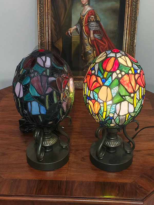 Pair of Tiffany style glass lamps زوج مصابيح الزجاجية على طراز "تيفاني