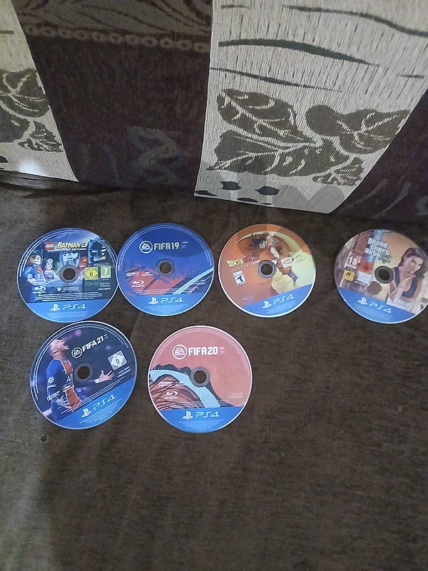 6 ps4 cds only 40$ !!