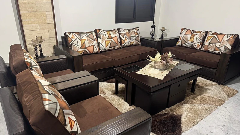 excellent condition living room