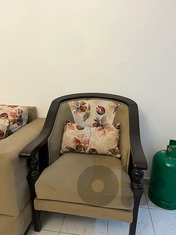 living room with table for 350$ only barely used