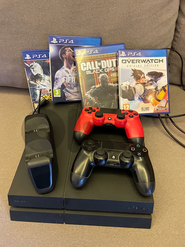 ps4 fat sealed very clean 2 original controllers 4 games