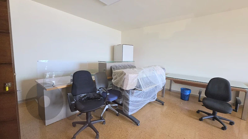 AH-HKL-577 Office for Rent in Gemmayzeh – 90 m² | Furnished