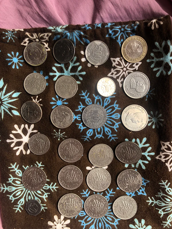 24 coins from different countries 24 عملات من مختلف العالم