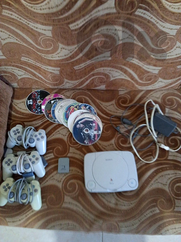 Sony PlayStation 1 PS1 + 3 Controllers + Games
