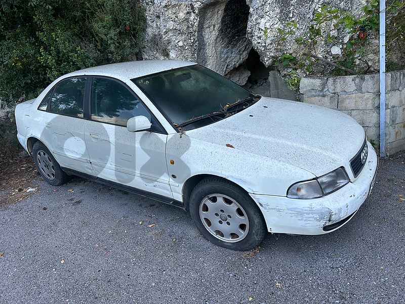 Audi A4 1997 color white and transmission automatic ( picture model )