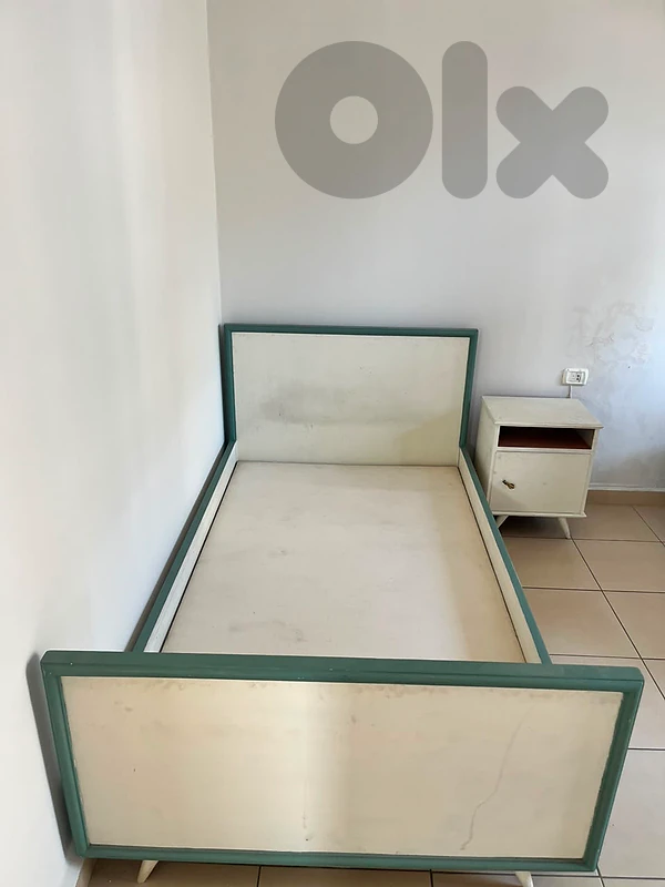 Used single bed with single side table