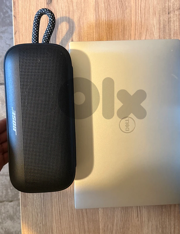 Laptop Dell XPS 13 with Bose Soundlink Plus bluetooth speaker