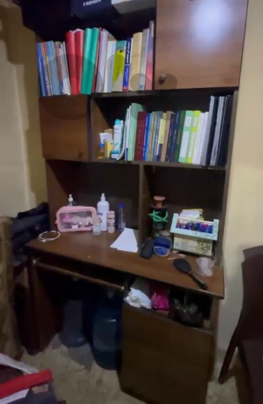 للبيع مكتبة منزلية أنيقة وعملية بحالة جيدة