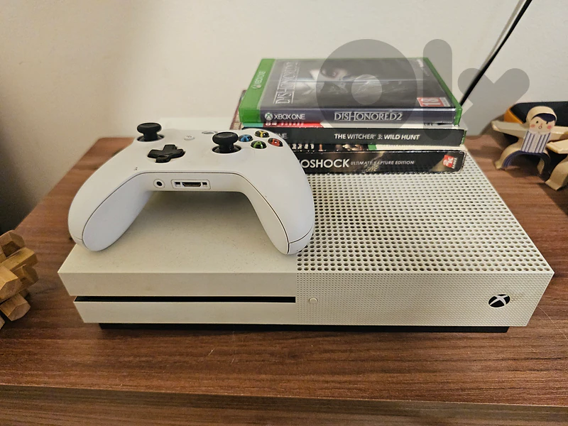 Xbox One S 512GB + Controller + Games