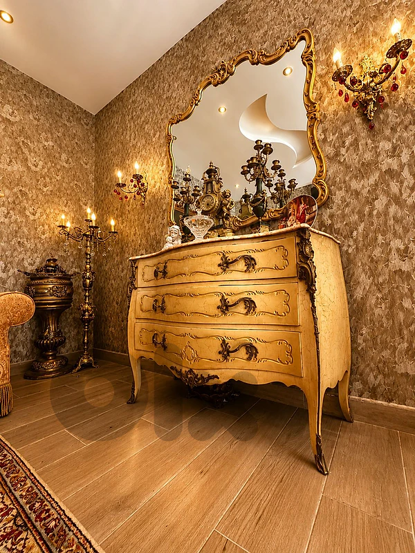 باهو فرنسي    Louis XV
مع مرايه
