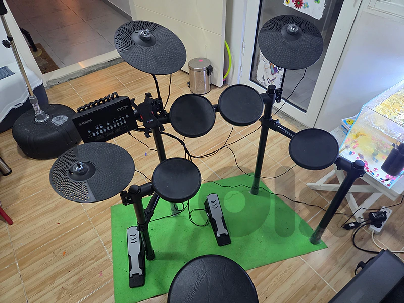 Yamaha DTX402K drums and throne