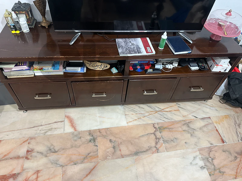 طاولة تلفزيون
