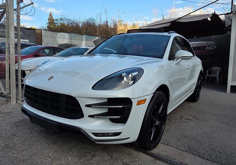 Porsche Macan turbo 2018 luxury package Ajnabieh